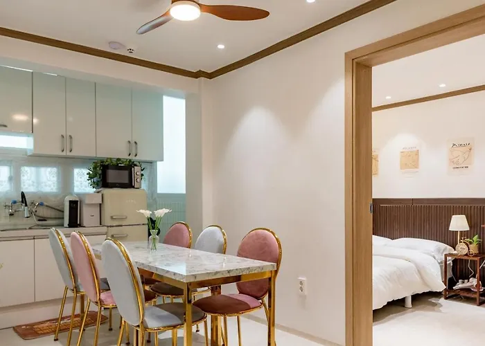 Gangnam Daiso Hakdong Station Exit 4 7 Minutes On Foot From Olive Mooshinsa Family Trip Laundry Luggage Storage Business Trip Comfortable Bed ソウル特別市